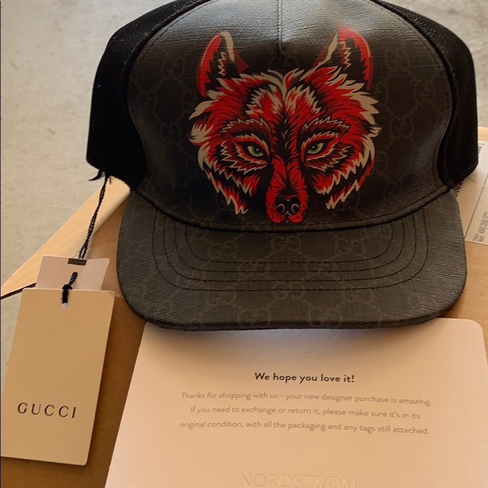 Gucci GG SUREME WOLF baseball cap.